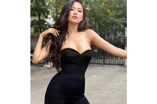 Mai Phương Thúy diện trang phục cúp ngực, khoe vẻ gợi cảm