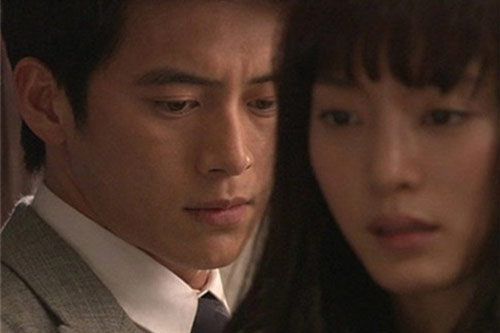 Bắt vợ bầu chủ động ký đơn ly hôn, 2 năm sau "chết trân" nhìn giám đốc chi nhánh mới