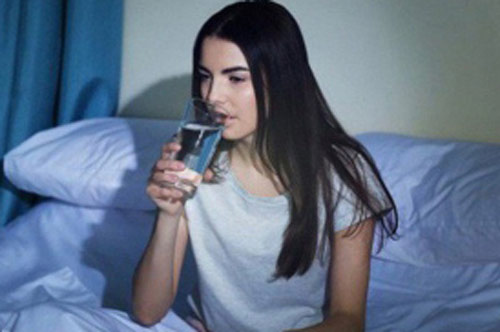 Buổi tối uống 1 cốc nước vào thời điểm này giúp giảm cân, sáng da, ai cũng nên làm