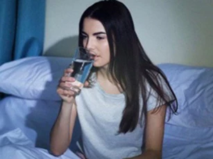 Buổi tối uống 1 cốc nước vào thời điểm này giúp giảm cân, sáng da, ai cũng nên làm