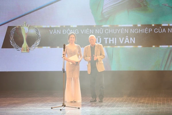  Golfer Vũ Thị Vân được vinh danh “VĐV Nữ chuyên nghiệp của năm”.