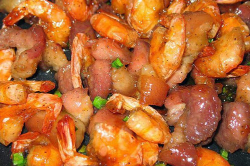 Rang tôm theo quy trình đảo ngược, đảm bảo bên trong đậm vị, vỏ ngoài giòn tan