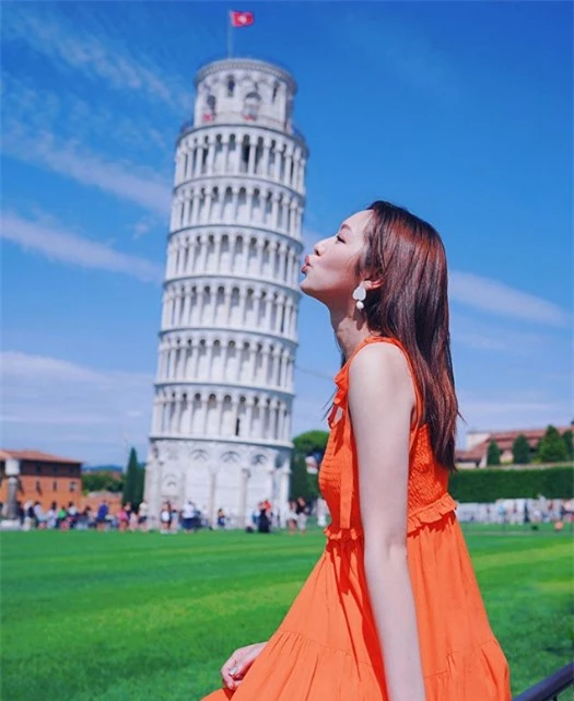 Phùng Doanh Doanh đến tháp nghiêng Pisa - biểu tượng Italy - và chụp kiểu ảnh kinh điển mà hầu như du khách nào tới đây cũng muốn có. Công trình cao 27m, xây dựng từ năm 1173, nghiêng tự nhiên do sự sụt lún của nền đất nhưng chính hình dáng độc đáo này khiến tháp nghiêng Pisa nổi tiếng khắp nơi.