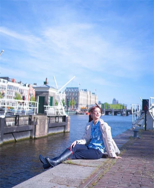 Ý nghĩa của việc đi du lịch đôi khi là khiến bản thân nhớ nhà hơn và muốn trận trọng những khoảnh khắc ở bên người thân. Điều quan trọng nhất là sau mỗi chuyến đi có thể trở về nhà, cô chia sẻ cảm xúc khi ngồi bên dòng nước ở Amsterdam (Hà Lan).