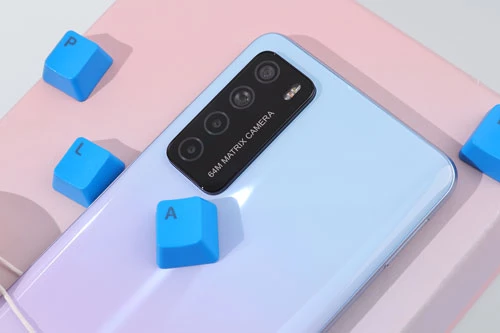 Honor Play 4 sở hữu 4 camera sau. Cảm biến chính 64 MP, khẩu độ f/1.9 cho khả năng lấy nét theo pha. Ống kính góc rộng 8 MP, f/2.2. Cảm biến macro và ống kính chiều sâu cùng có độ phân giải 2 MP, f/2.4. 