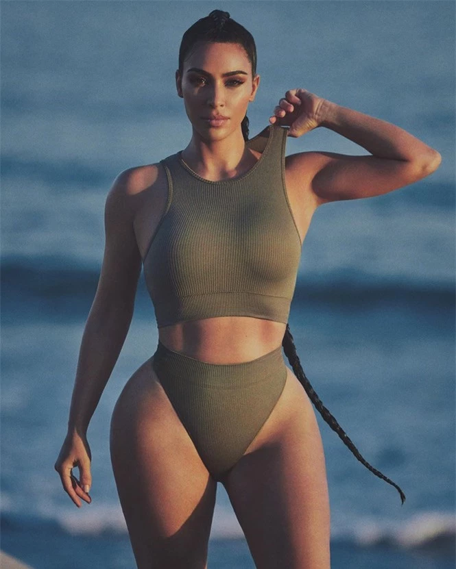 Kim Kardashian tung ảnh bikini ở biển khiến fan trầm trồ - ảnh 1