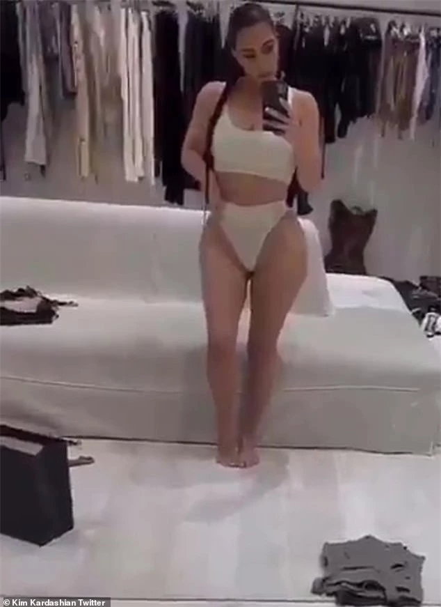 Kim Kardashian tung ảnh bikini ở biển khiến fan trầm trồ - ảnh 10
