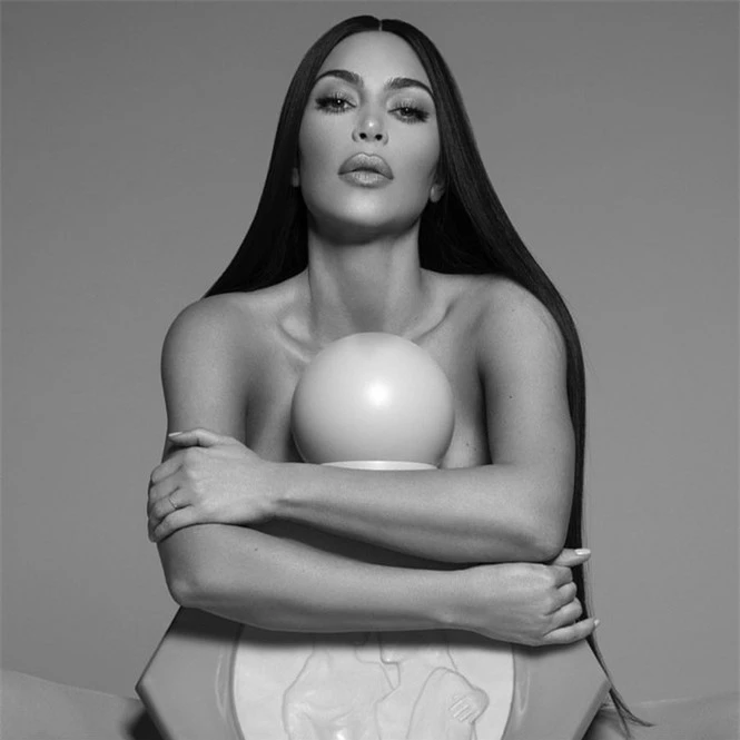Kim Kardashian tung ảnh bikini ở biển khiến fan trầm trồ - ảnh 16