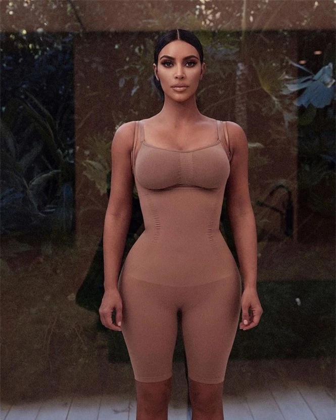 Kim Kardashian tung ảnh bikini ở biển khiến fan trầm trồ - ảnh 8