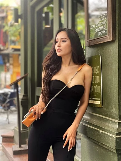 Sau 14 năm đăng qua Hoa hậu Việt Nam, Mai Phương Thúy vẫn giữ độ hot cho tên tuổi. Song cô không tham gia nghệ thuật, chuyển sang đầu tư tài chính, điện ảnh. Nghề này mang tính rủi ro cao, làm sai sẽ phá sản, ít có cơ hội làm lại. Mọi thứ đang đi vào quỹ đạo, đạt được một số thành tựu nhất định. Dù vậy, tôi không dám nhận mình là đại gia hay giàu nhất showbiz.