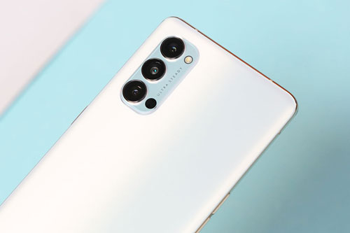 Oppo Reno4 Pro 5G sở hữu 3 camera sau. Cảm biến chính 48 MP, khẩu độ f/1.7 cho khả năng lấy nét theo pha, chống rung quang học (OIS), lấy nét bằng laser. Ống kính thứ hai 13 MP, f/2.4 giúp zoom quang 5x hoặc zoom kỹ thuật số 20x. Cảm biến thứ ba 12 MP, f/2.2 với góc rộng 120 độ. 