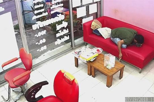 Nghi chồng ngoại tình, vợ bí mật mở camera theo dõi mới ngã ngửa phát hiện sự thật