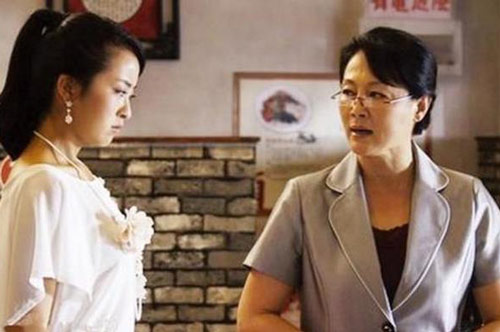 Mượn điện thoại của mẹ chồng, người phụ nữ bất ngờ phát hiện bí mật gây sốc