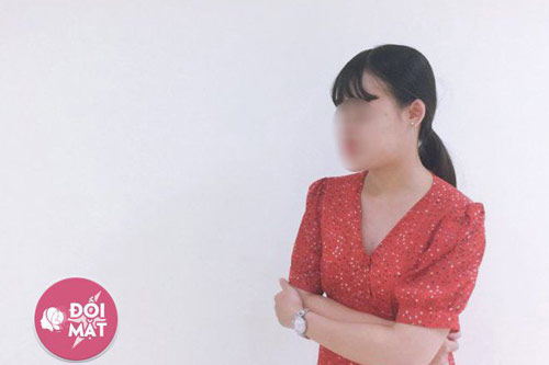 Bức tranh treo tường bất ngờ rơi, lộ ra bí mật của người bố chồng giám đốc