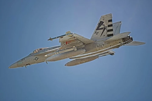 Tiêm kích hạm F/A-18E/F Super Hornet mang theo tên lửa AGM-88G trong chuyến bay thử nghiệm. Ảnh: Hải quân Mỹ.