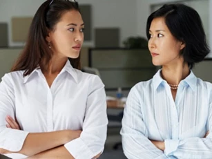 Choáng váng vì mẹ chồng 'bòn rút' con dâu