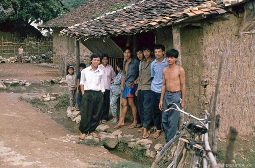Người dân địa phương trú mưa dưới hiên nhà. Người dân địa phương trú mưa dưới hiên nhà.