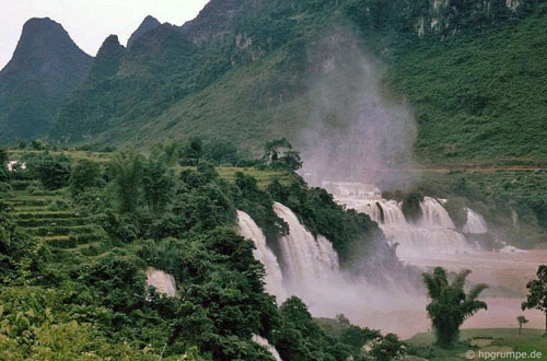 Đây là thác nước tự nhiên lớn nhất khu vực Đông Nam Á.