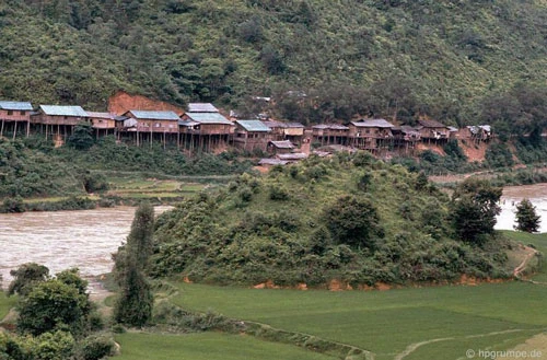 "Làng buôn lậu" bên sông gồm những dãy nhà lụp xụp phía bên kia biên giới, nơi trung chuyển hàng hóa tự phát từ Trung Quốc vào Việt Nam.