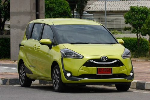 6. Toyota Sienta (doanh số: 4.344 chiếc).