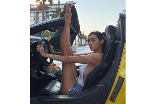 Mỹ nhân Nga thành ‘hiện tượng mạng’ nhờ đôi chân dài 1m20, body hoàn hảo