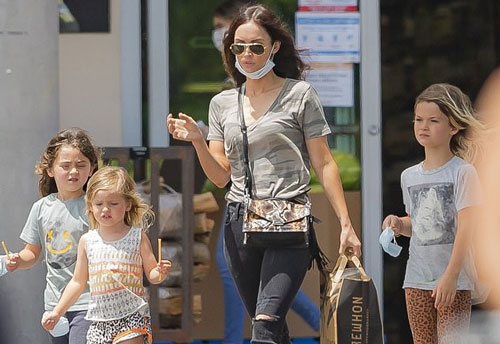 Megan Fox để mặt mộc, mặc đồ xuề xòa đưa các con đi siêu thị sau khi ly hôn