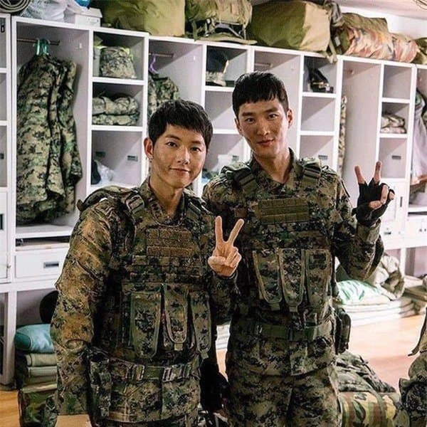 Ôm hi vọng sẽ hot cùng Song Joong Ki, nam phụ 'Hậu duệ Mặt trời' vẫn phải đi làm ở công trường vì lý do bất ngờ 2