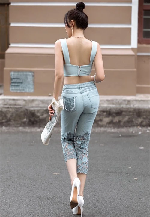 Thời gian qua cô tập gym chăm chỉ để có thể thoải mái diện áo crop-top khoe eo thon trên phố.
