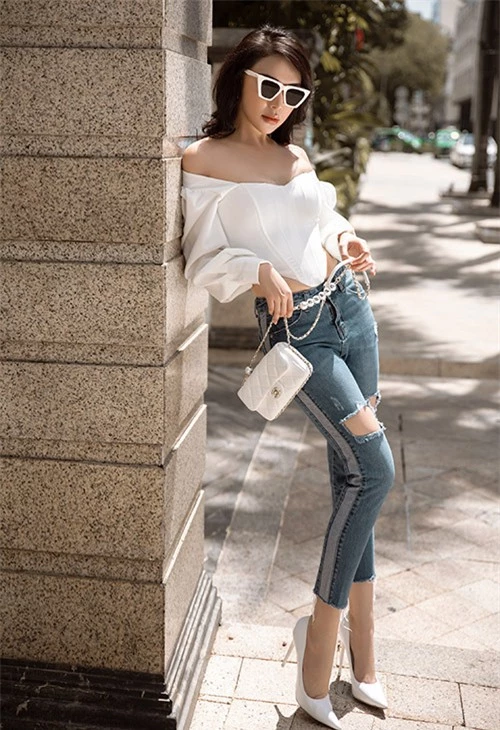 Quỳnh Thư sành điệu, cá tính với quần jeans rách, áo trễ vai, túi Chanel trắng phiên bản giới hạn.