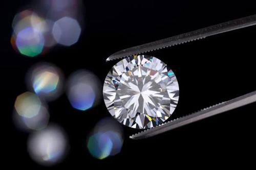 Kim cương nhân tạo có độ cứng tương tự kim cương tự nhiên.