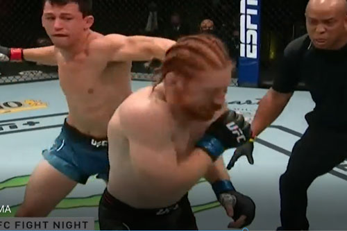 CLIP: Võ sĩ MMA "ăn no đòn" vì vui mừng quá sớm