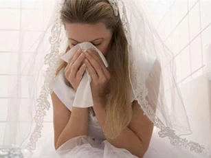 Cô dâu hủy hôn trước lễ cưới 30 phút vì phát hiện bí mật "động trời" trong tờ giấy lạ