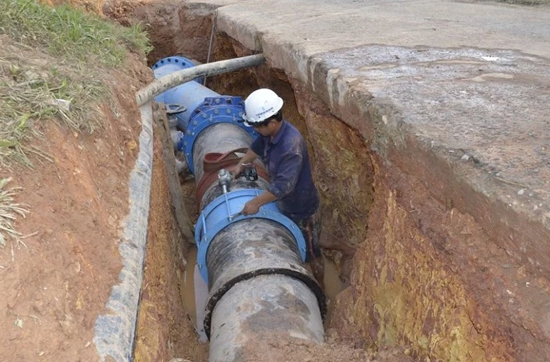 Nhân viên HueWACO sửa chữa hệ thống dẫn nước để phục vụ người dân và doanh nghiệp.