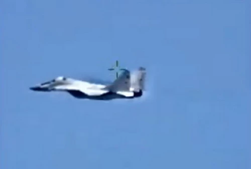 Tiêm kích MiG-29 không có dấu hiệu nhận dạng bay tới Libya được tiêm kích Mỹ ghi lại. Ảnh: Avia-pro.