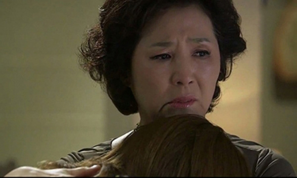 Mẹ chồng thương tôi, cũng ôm tôi mà khóc. Bà nghĩ tôi sẽ được sung sướng trong gia đình này, nào ngờ… Tôi không tin là mình có thể bị rơi vào tình cảnh này. (ảnh minh họa) Mẹ chồng thương tôi, cũng ôm tôi mà khóc. Bà nghĩ tôi sẽ được sung sướng trong gia đình này, nào ngờ… Tôi không tin là mình có thể bị rơi vào tình cảnh này. (ảnh minh họa)