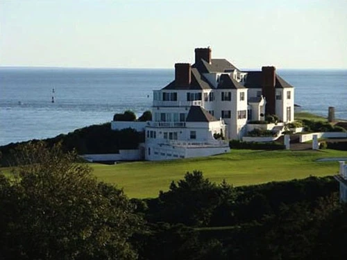 Bên kia bờ biển, nữ ca sĩ sở hữu một điền trang với tầm nhìn hướng biển ở Watch Hill, Rhode Island, trị giá 6,65 triệu USD. Có diện tích hơn 1.100 m2, điền trang này có rất nhiều không gian thư giãn sang trọng. Ảnh: Zillow.