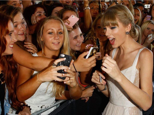 Taylor còn ủng hộ giáo dục, cô cam kết 4 triệu USD cho Hội trường danh vọng nhạc đồng quê để tài trợ cho Trung tâm giáo dục Taylor Swift và quyên góp 50.000 USD cho các trường công lập ở New York. Ảnh: Getty Images.