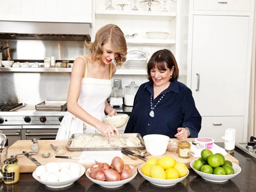 Dù sở hữu khối tài sản khổng lồ, nhưng nữ ca sĩ khá giản dị trong việc ăn uống. Cô thích tự nấu nướng, kể cả những bữa tiệc với nhân viên của mình. Ảnh: Fans of Taylor.
