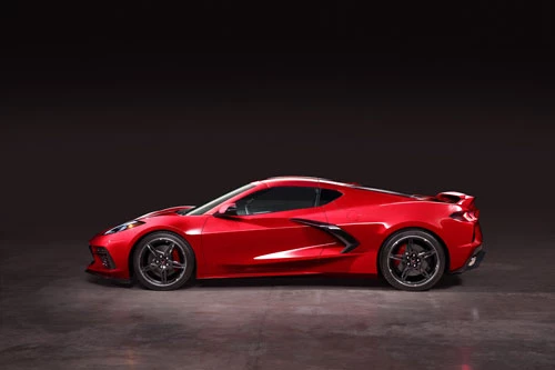 3. Chevrolet Corvette 2020 (giá khởi điểm: 58.900 USD, thời gian tăng tốc từ 0-96 km/h: 2,9 giây).