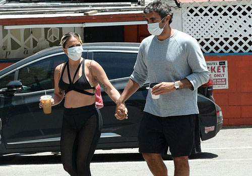 Lady Gaga mặc đồ "kiệm vải" ra phố uống cafe cùng bạn trai doanh nhân