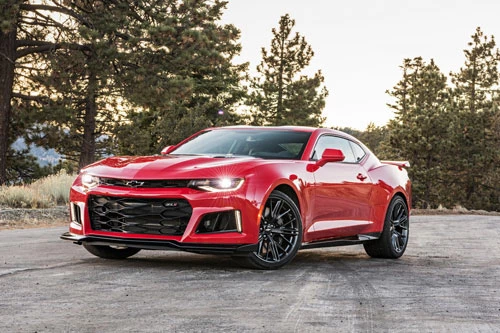 4. Chevrolet Camaro ZL1 2020 (giá khởi điểm: 63.000 USD, thời gian tăng tốc từ 0-96 km/h:3,5 giây).