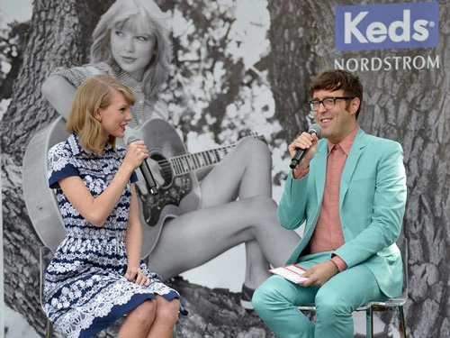 Theo Business Insider, Taylor Swift có giá trị tài sản ròng ước tính là 360 triệu USD, dự đoán nguồn thu từ âm nhạc, những chuyến lưu diễn và đại diện thương hiệu. Trong đó, lưu diễn mang lại nguồn thu khủng cho nữ ca sĩ. Chuyến lưu diễn năm 1989 của cô thu về hơn 250 triệu USD trong năm 2015. Ảnh: Getty Images.