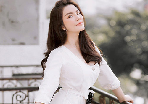 Lý Nhã Kỳ tạo dáng trên ban công