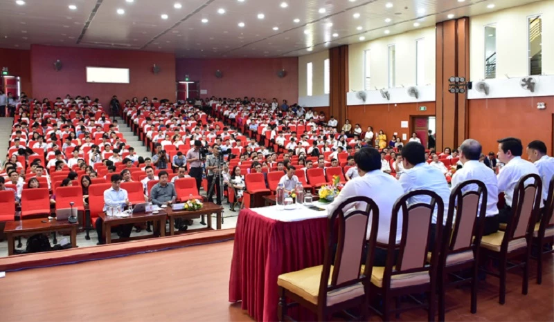 Hơn 500 học sinh các trường THPT trên địa bàn tỉnh Thừa Thiên Huế tham gia buổi gặp mặt với lãnh đạo tỉnh về định hướng nghề nghiệp trong lĩnh vực CNTT.