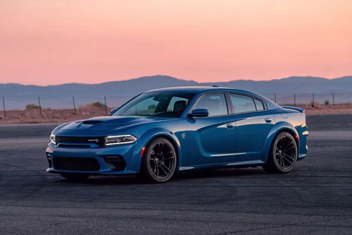 6. Dodge Charger Hellcat Widebody 2020 (giá khởi điểm: 69.995 USD, thời gian tăng tốc từ 0-96 km/h: 3,6 giây).