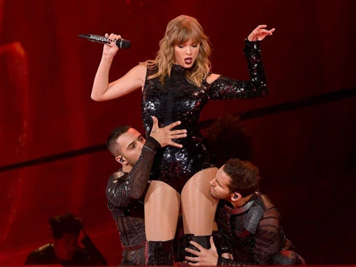 Taylor được ghi nhận là nhạc sĩ có thu nhập hàng đầu thế giới vào tháng 6/2016, mang về kỷ lục 170 triệu USD từ tháng 6/2015 đến tháng 6/2016, theo Forbes. Theo đó, ước tính nữ ca sĩ thu về 1 triệu USD mỗi ngày. Ảnh: Shutterstock.