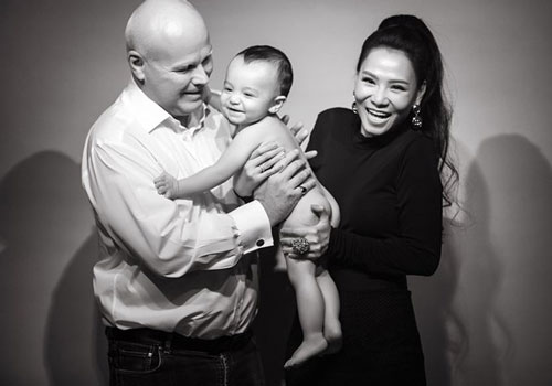 Thu Minh hạnh phúc khoe clip chồng Tây dạy học cho con trai