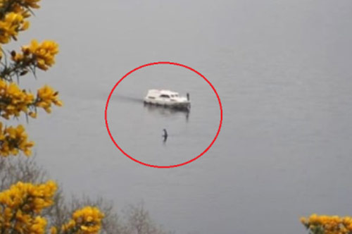 Quái vật hồ Loch Ness xuất hiện ngay cạnh du thuyền