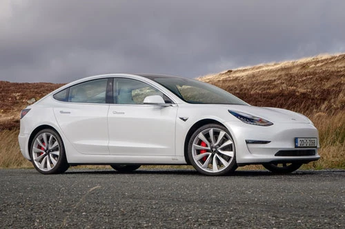 8. Tesla Model 3 Performance 2020 (giá khởi điểm: 56.990 USD, thời gian tăng tốc từ 0-96 km/h: 3,2 giây).