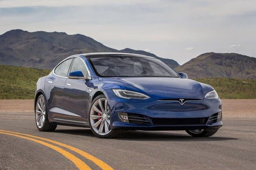 9. Tesla Model S Performance 2020 (giá khởi điểm: 99.990 USD, thời gian tăng tốc từ 0-96 km/h: 2,3 giây).
